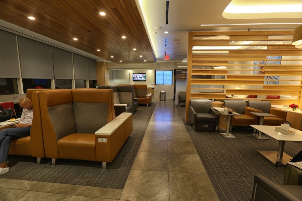 Admirals Club Houston IAH (Terminal A) Review - UponArriving