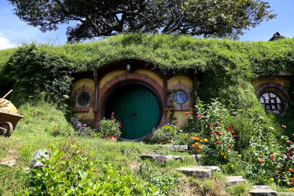 Hobbiton Movie Set Tour Review (Ultimate Guide) - UponArriving