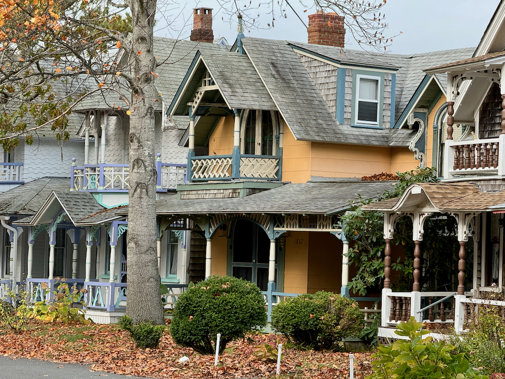 Martha S Vineyard Gingerbread Houses Guide Visiting And Booking   Marthas Vineyard Gingerbread Houses 2 